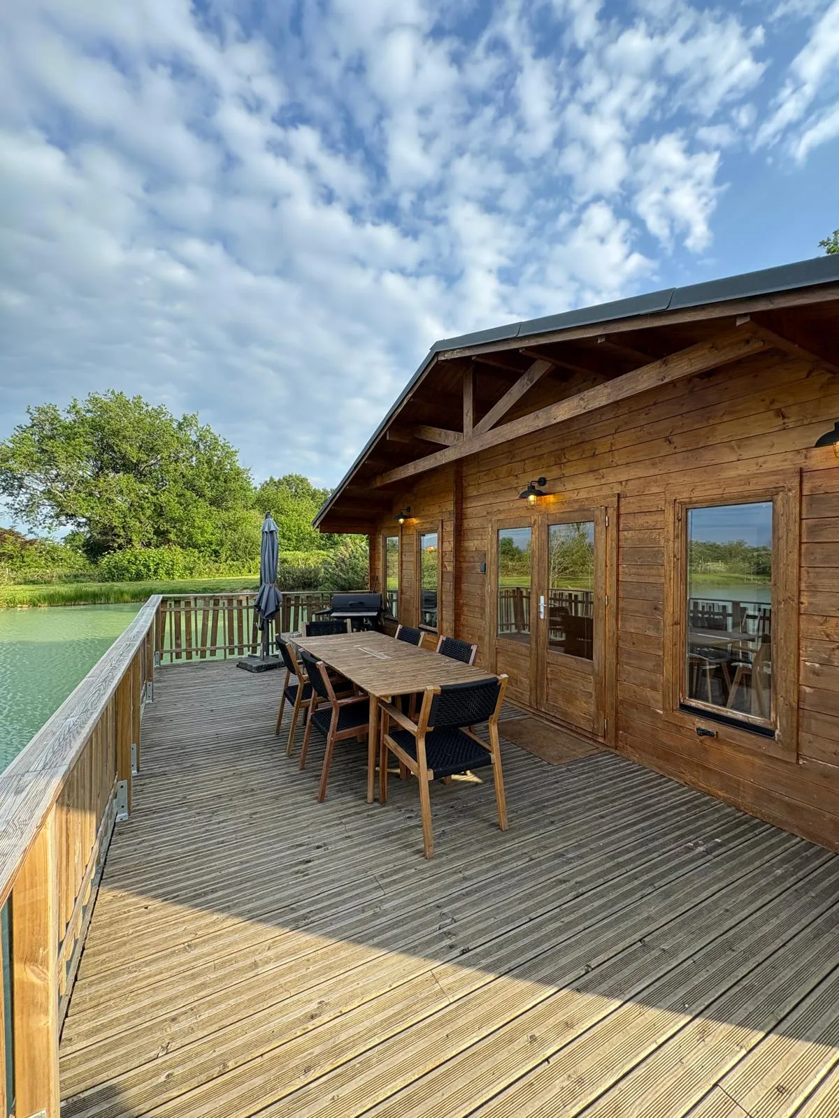 Location un étang privé avec chalet et une terrasse suspendue sur l'eau