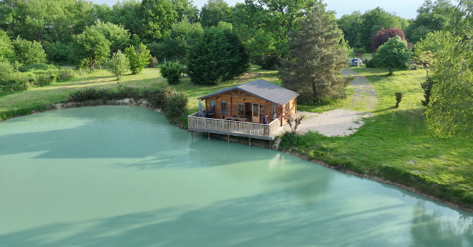 Location un étang privé avec chalet et une terrasse suspendue sur l'eau