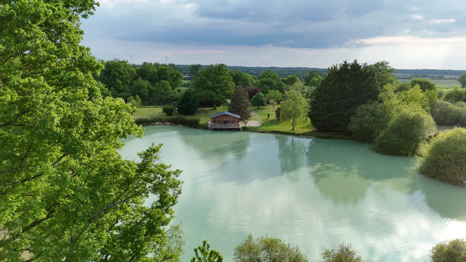 Location un étang privé avec chalet et une terrasse suspendue sur l'eau