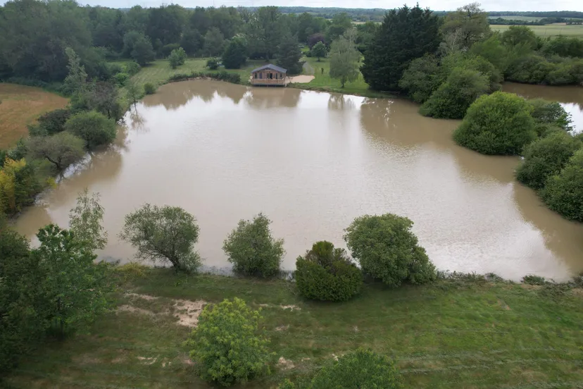 Rent a private pond with chalet and a terrace suspended on the water