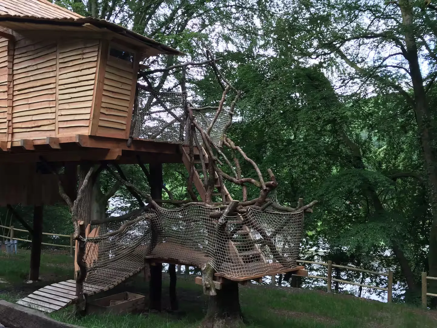 Maginifique cabane nichée dans les arbres au bord de la rivière