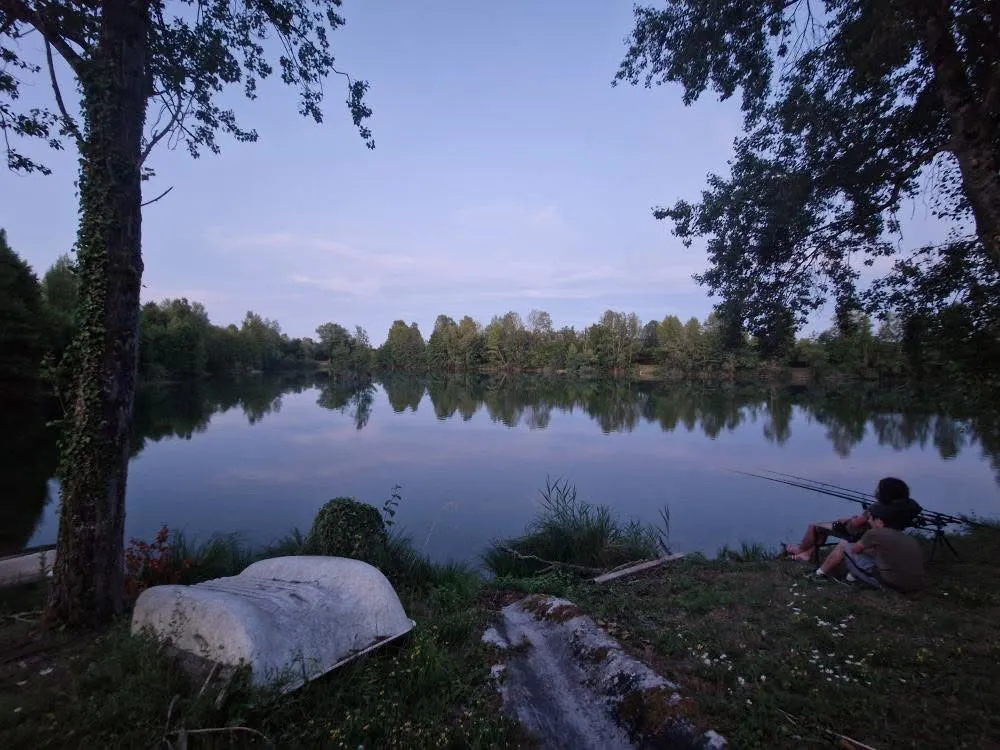 Private closed pond from 7.41 ac to 1h from Paris with lodge, showers, toilets and large country tables