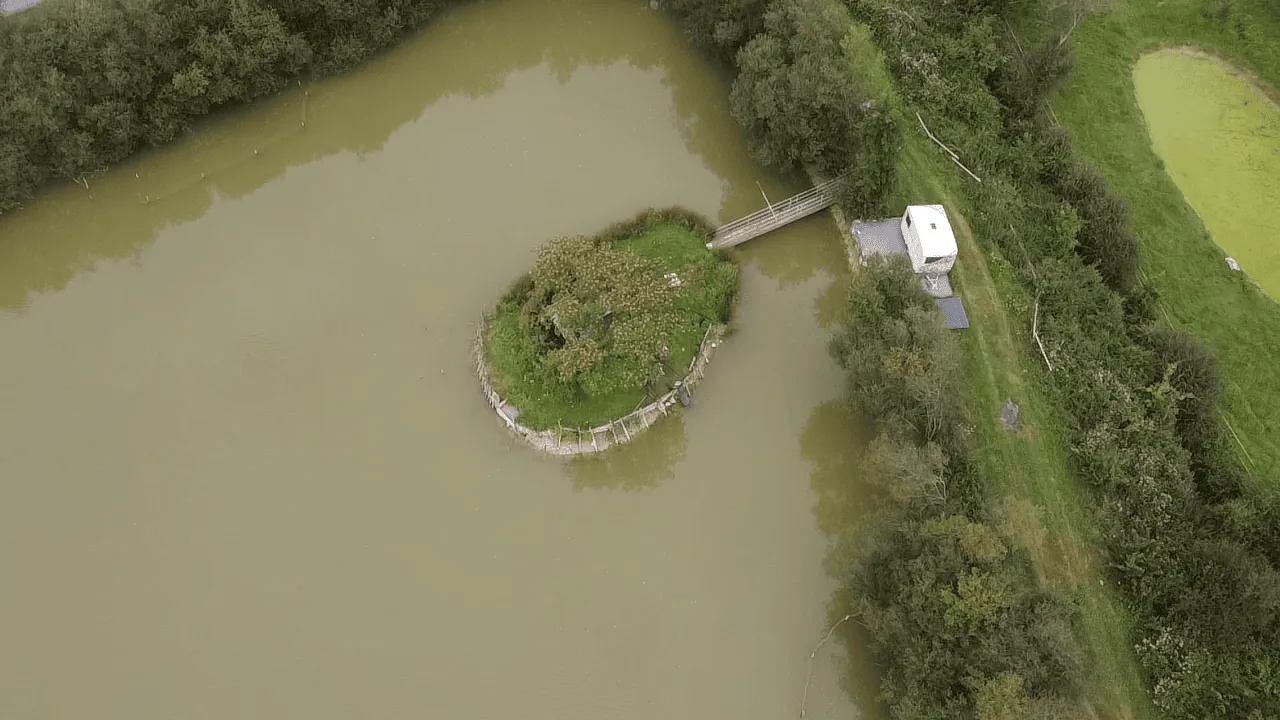 Étang de 2 hectares pour la pêche ou un moment de détente