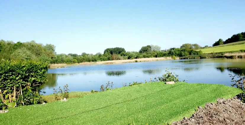 6.18 ac water body with waterfront campsite between Paris and Lille