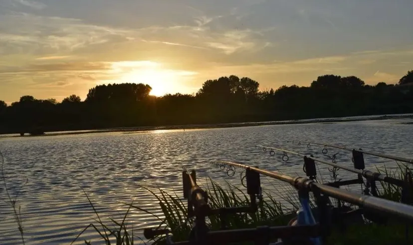 6.18 ac water body with waterfront campsite between Paris and Lille