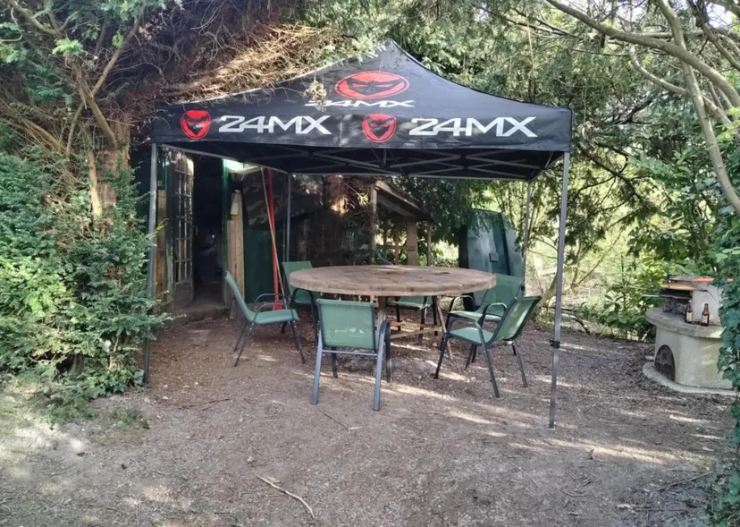 6.18 ac water body with waterfront campsite between Paris and Lille
