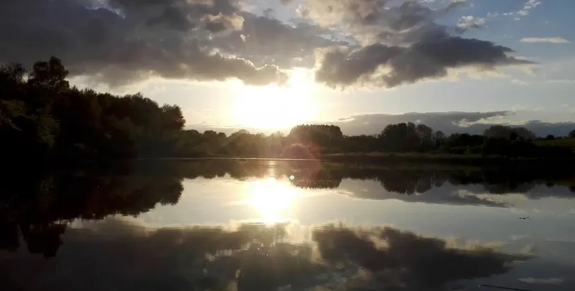6.18 ac water body with waterfront campsite between Paris and Lille