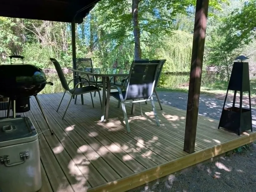 Rustic chalet at the edge of a 1.98 ac somme pond