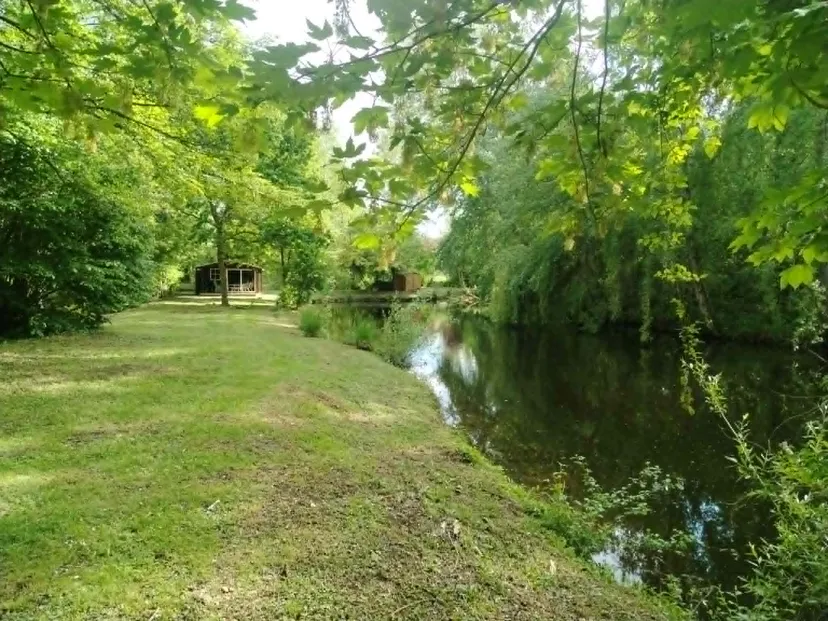 Rustic chalet at the edge of a 1.98 ac somme pond