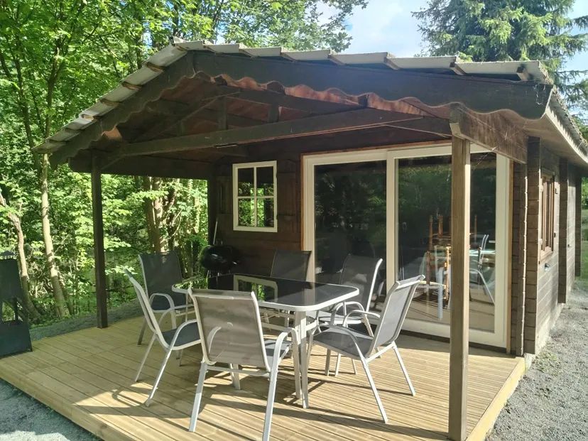 Rustic chalet at the edge of a 1.98 ac somme pond