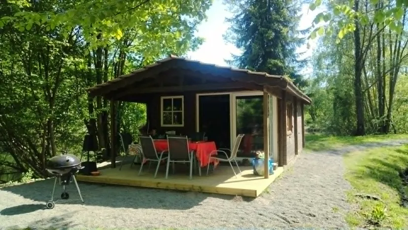 Rustic chalet at the edge of a 1.98 ac somme pond