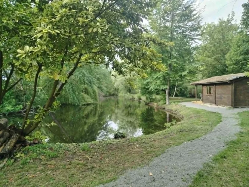Rustic chalet at the edge of a 1.98 ac somme pond