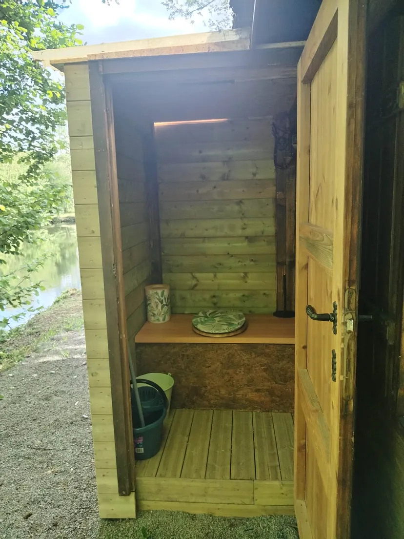 Rustic chalet at the edge of a 1.98 ac somme pond