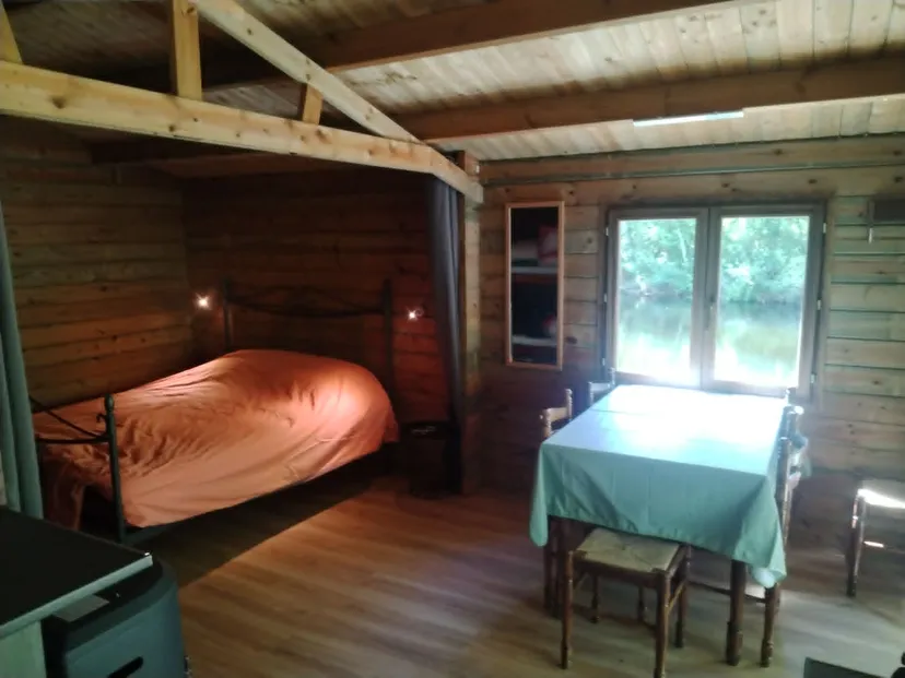 Rustic chalet at the edge of a 1.98 ac somme pond