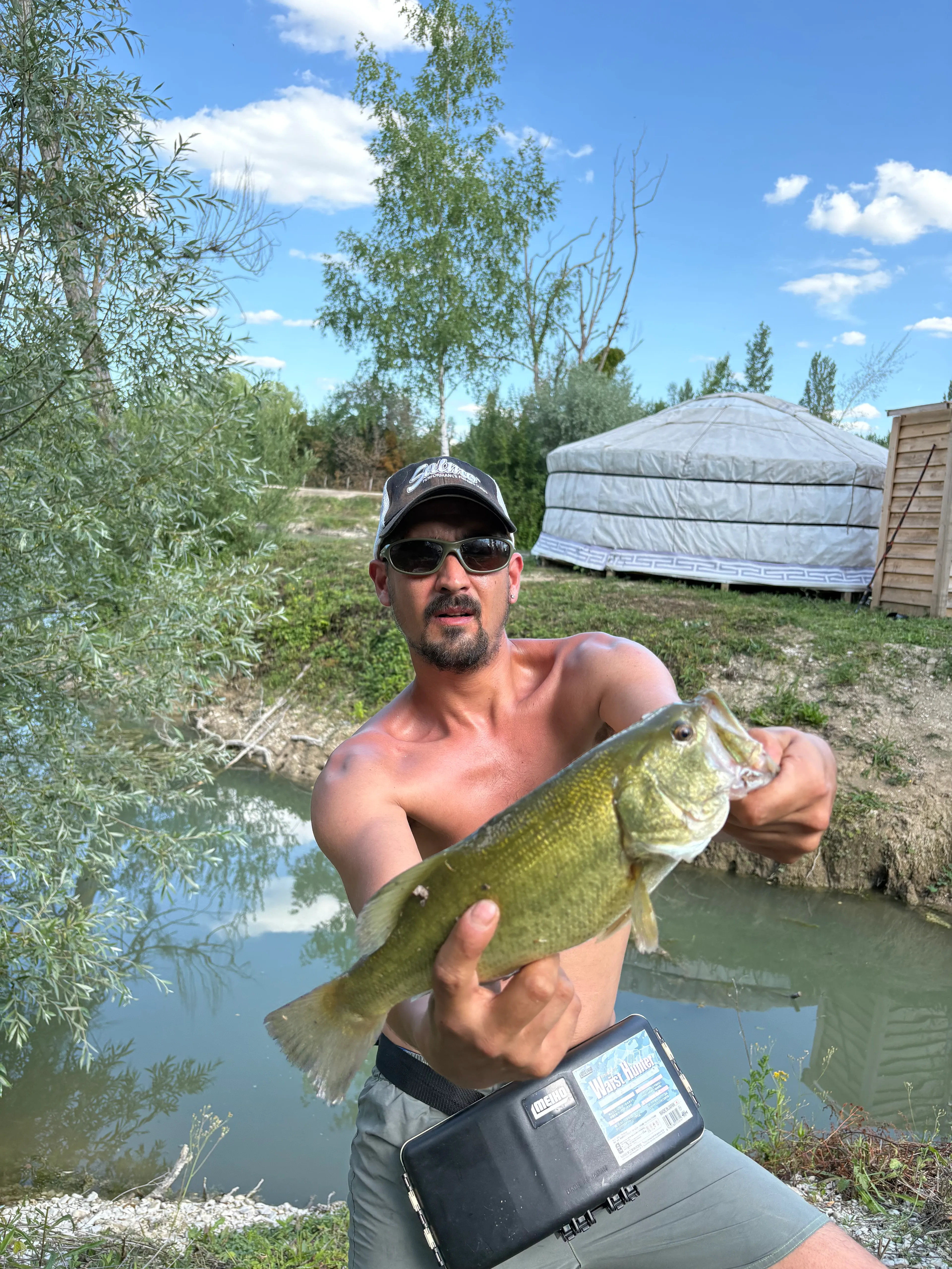 Étang avec yourte aménagée et forte population de poissons !