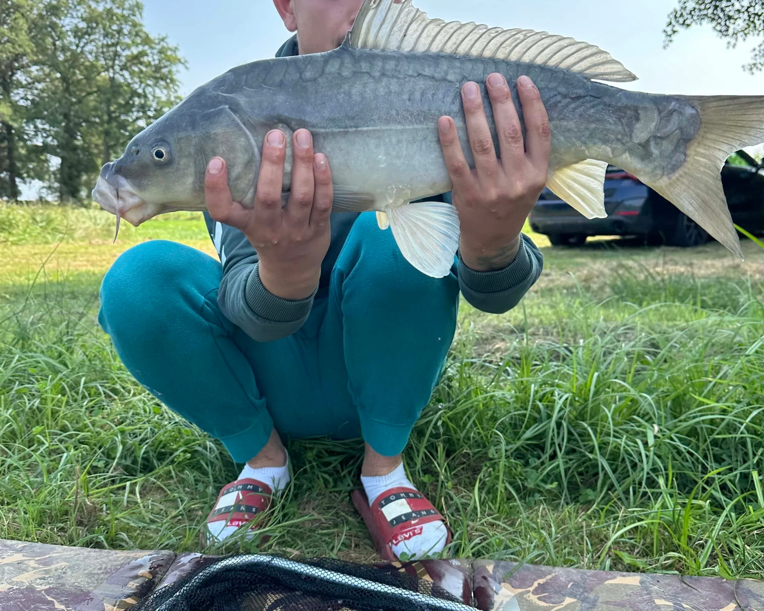 Etang au calme, pêche et détente avec terrain de pétanque