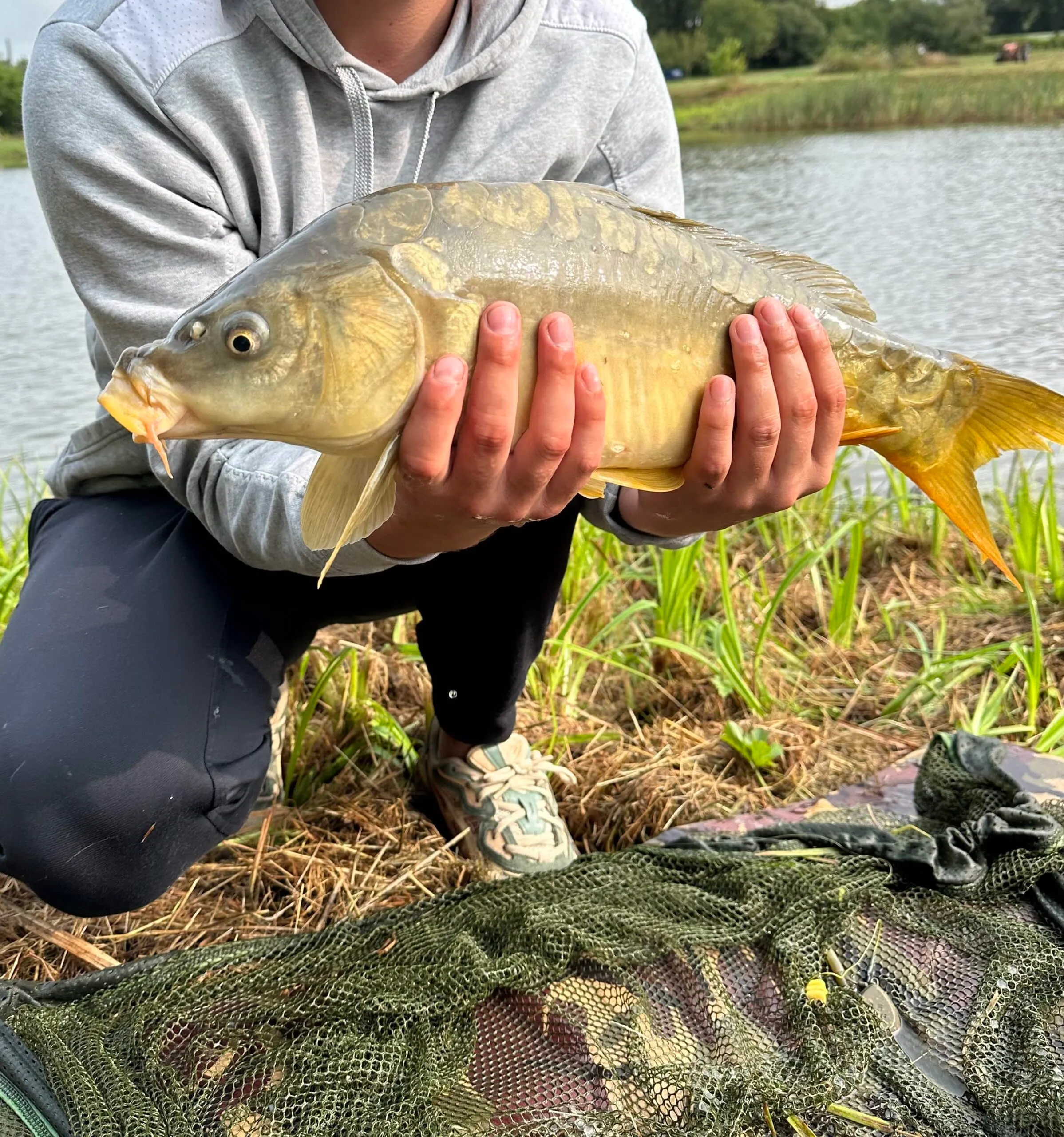 Etang au calme, pêche et détente avec terrain de pétanque