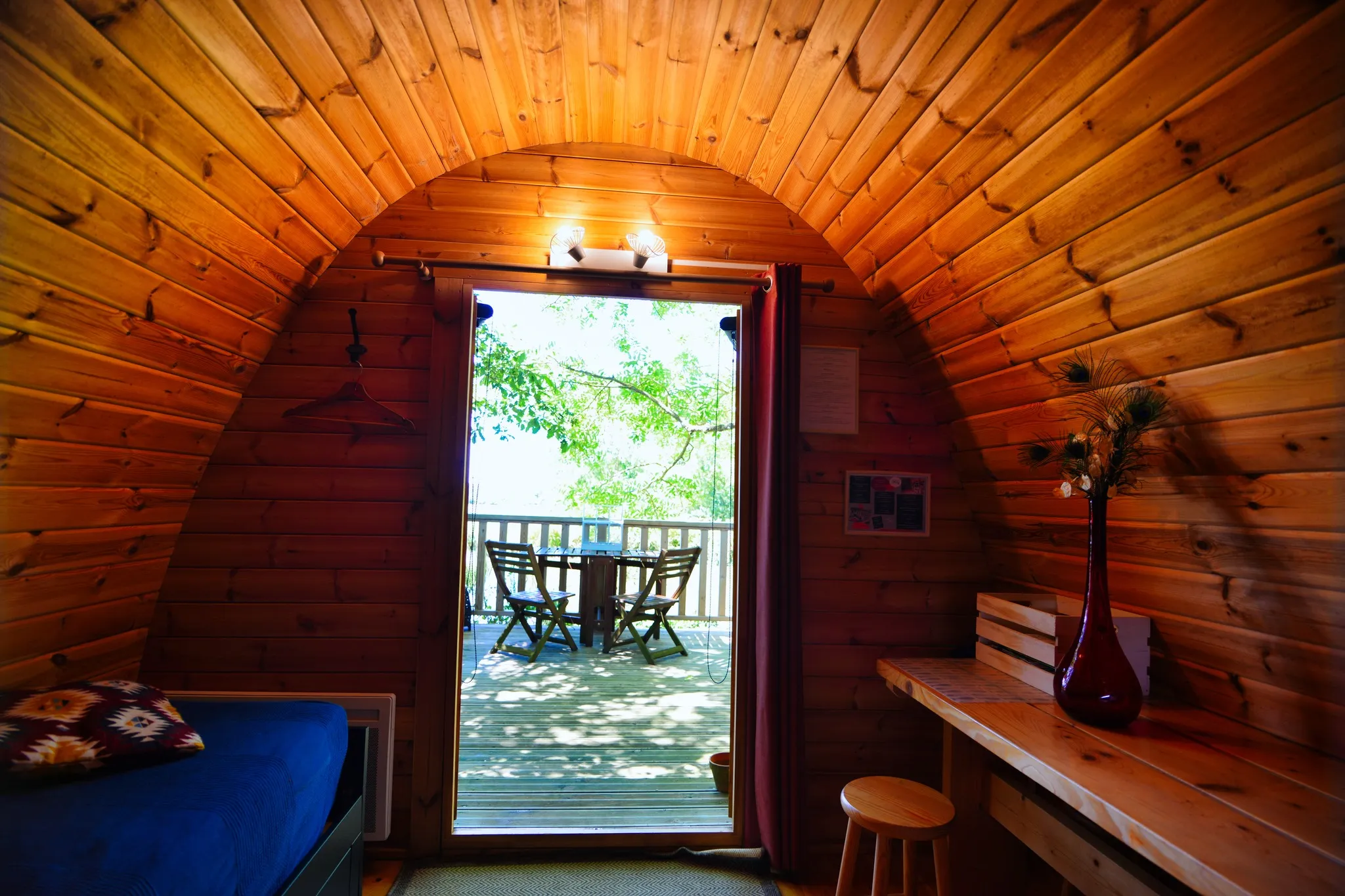 Cabane au bord d'un petit étang : Nuitée insolite et apaisante