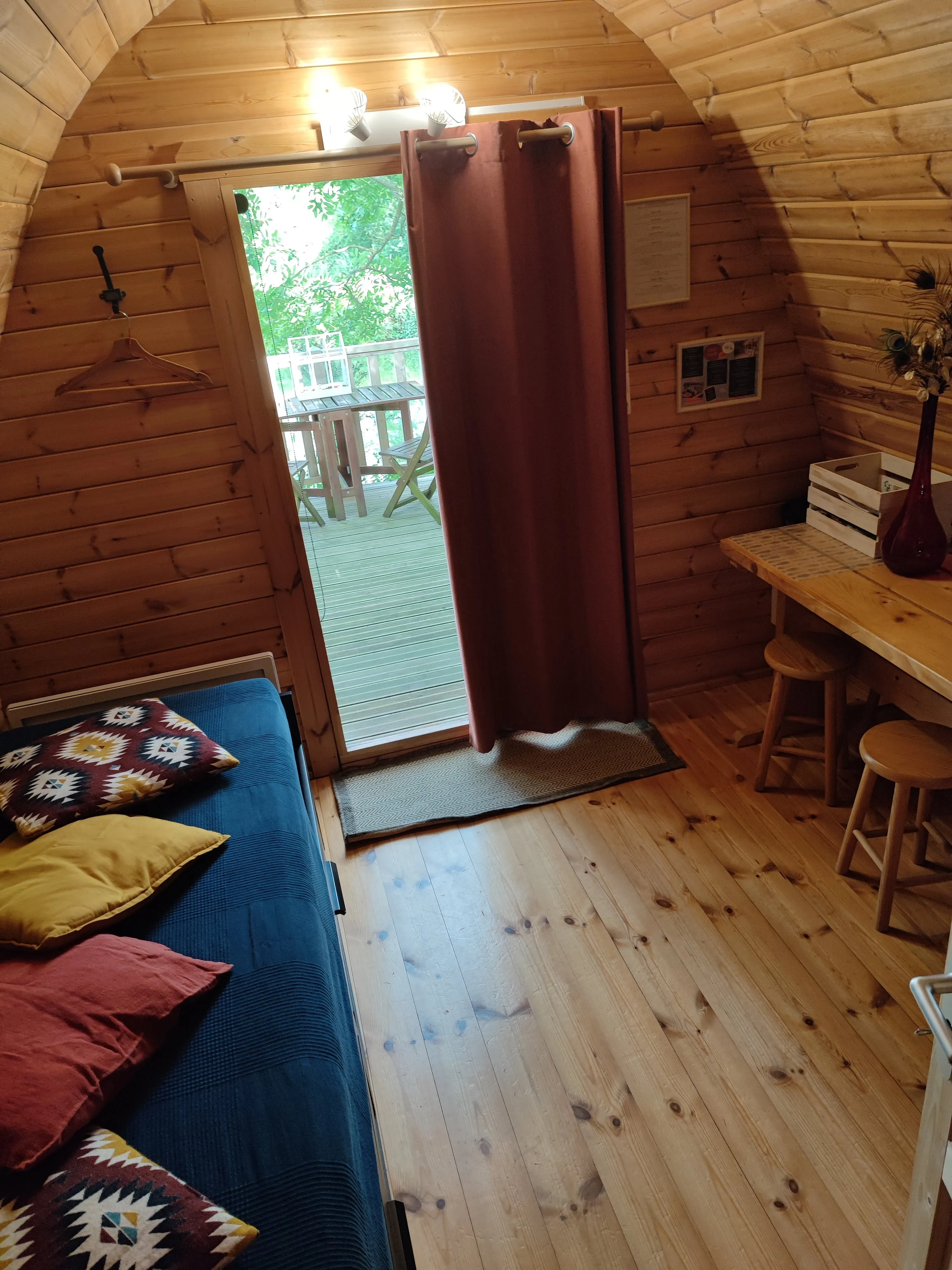 Cabane au bord d'un petit étang : Nuitée insolite et apaisante