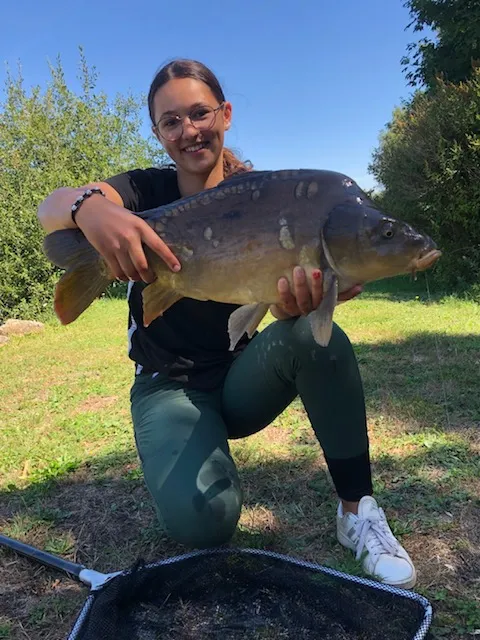 Paix et tranquillité au bord d’un lac en Auvergne