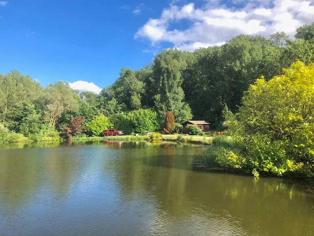 Paix et tranquillité au bord d’un lac en Auvergne