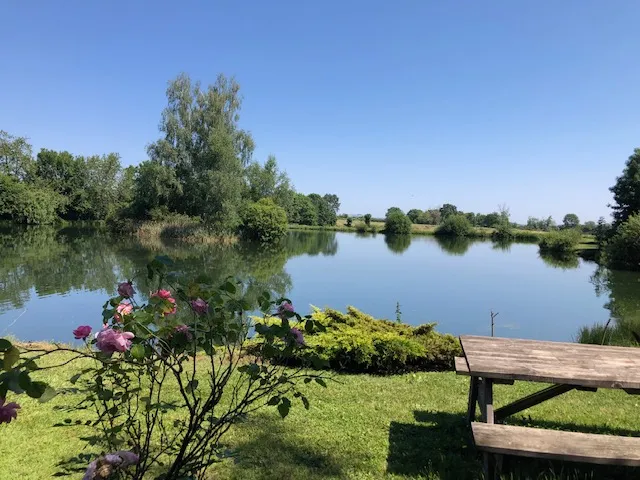Paix et tranquillité au bord d’un lac en Auvergne