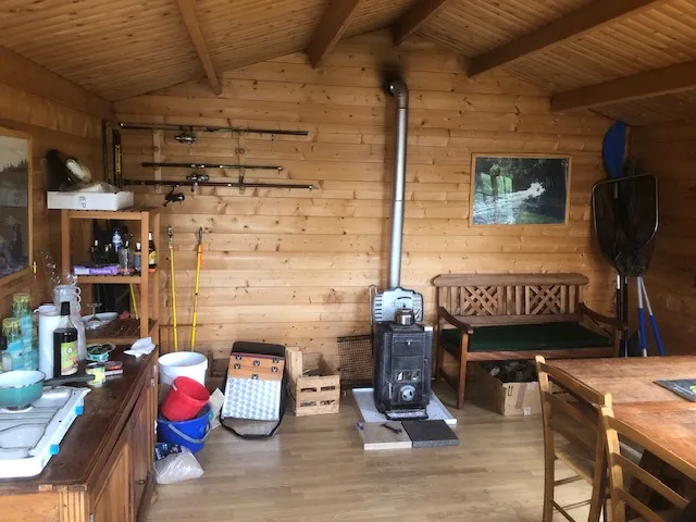 Paix et tranquillité au bord d’un lac en Auvergne