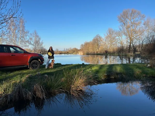 Paix et tranquillité au bord d’un lac en Auvergne