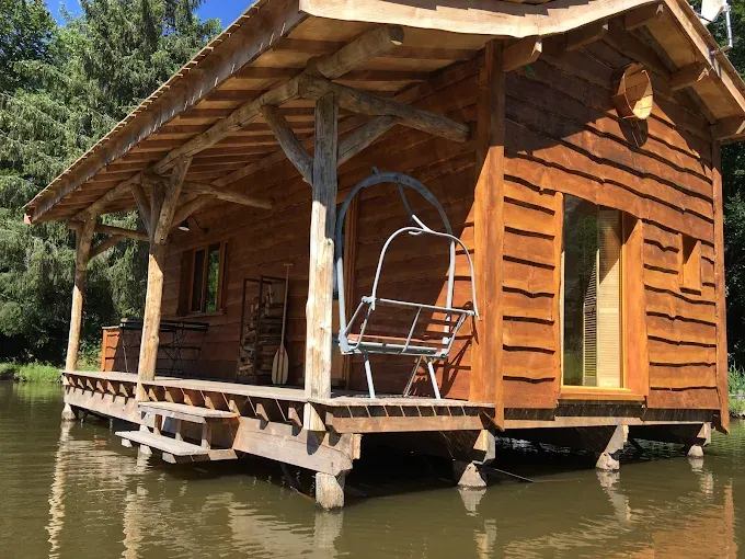 Cabane suspendue sur l'eau en Dordogne avec SPA privatif