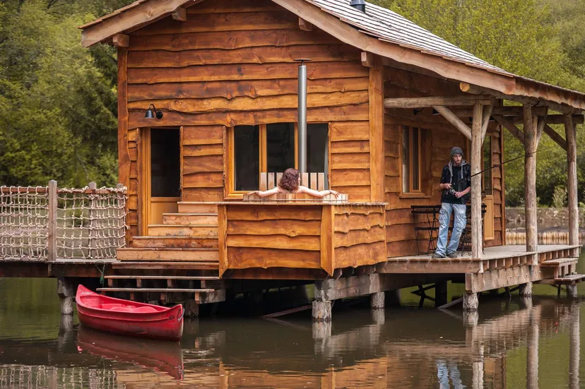 Cabane suspendue sur l'eau en Dordogne avec SPA privatif