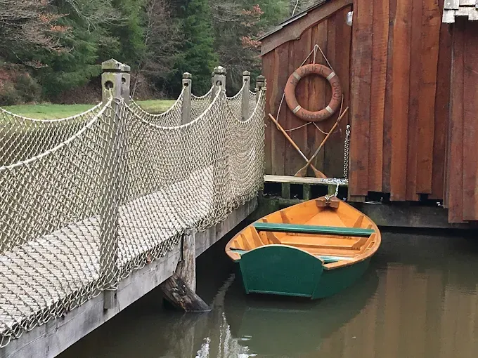 Cabane suspendue sur l'eau en Dordogne avec SPA privatif