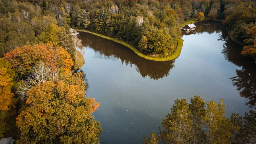 Cabane suspendue sur l'eau en Dordogne avec SPA privatif