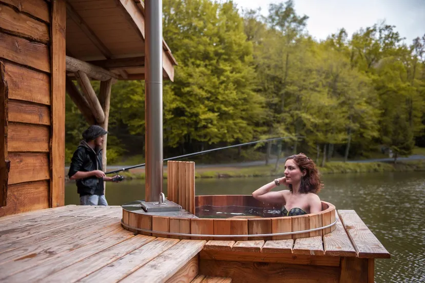 Cabane suspendue sur l'eau en Dordogne avec SPA privatif