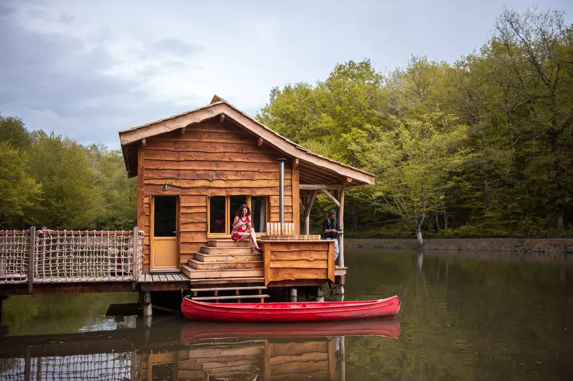 Cabane suspendue sur l'eau en Dordogne avec SPA privatif