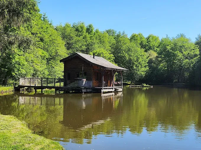 Cabane suspendue sur l'eau en Dordogne avec SPA privatif
