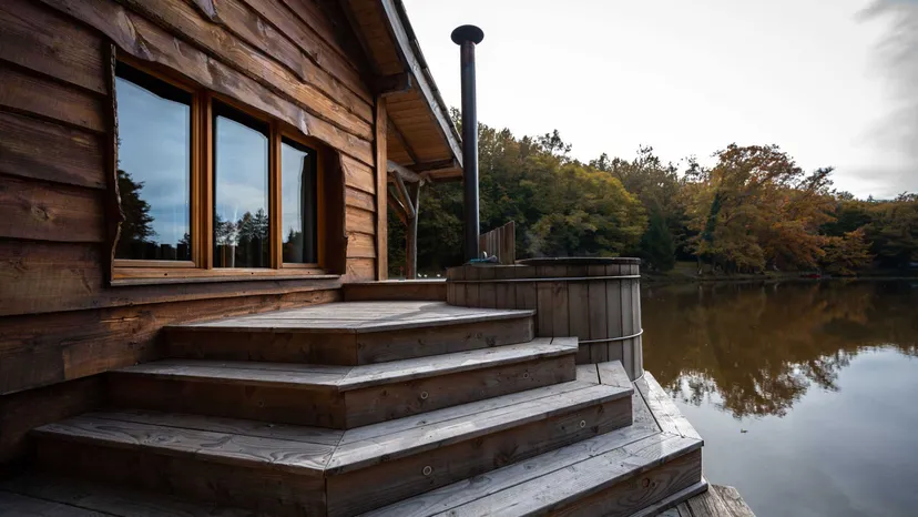 Cabane suspendue sur l'eau en Dordogne avec SPA privatif