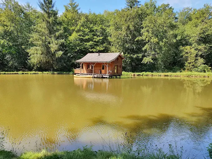 Cabane suspendue sur l'eau en Dordogne avec SPA privatif