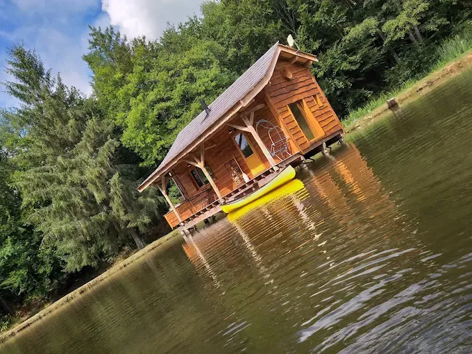 Cabane suspendue sur l'eau en Dordogne avec SPA privatif