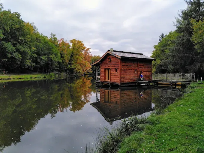 Cabane suspendue sur l'eau en Dordogne avec SPA privatif