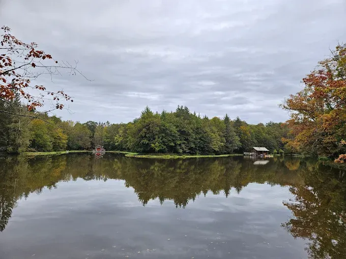 Cabane suspendue sur l'eau en Dordogne avec SPA privatif