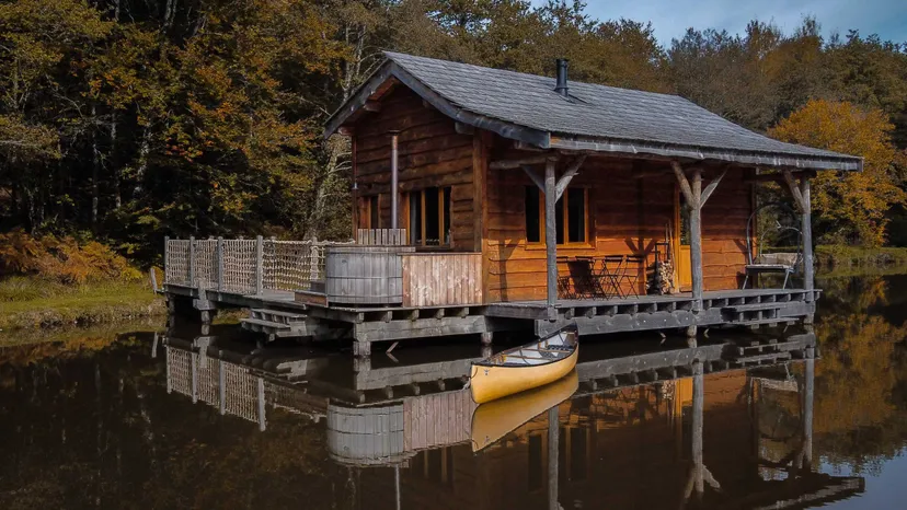 Cabane suspendue sur l'eau en Dordogne avec SPA privatif