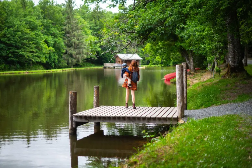 Cabane suspendue sur l'eau en Dordogne avec SPA privatif