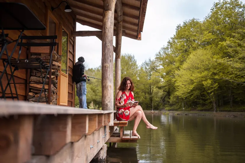 Cabane suspendue sur l'eau en Dordogne avec SPA privatif