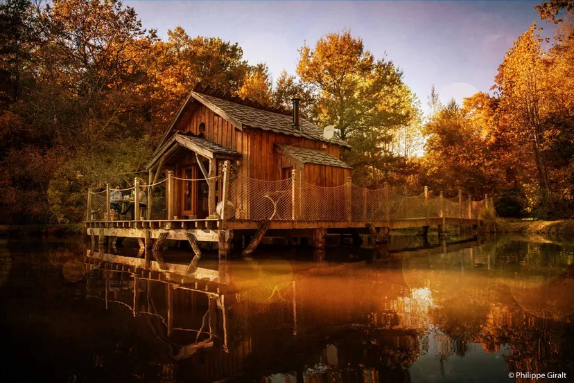 Cabane au bord d'un étang avec jusqu'à 5 couchages en Dordogne