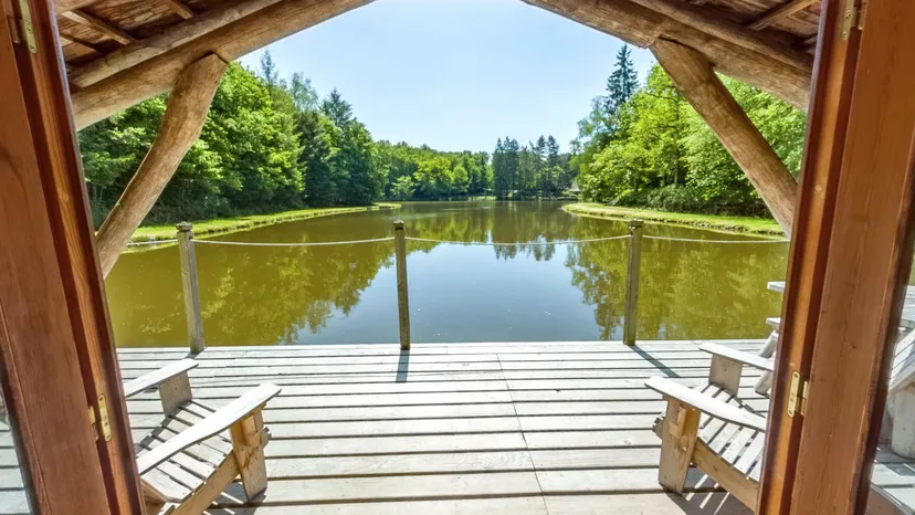 Cabane au bord d'un étang avec jusqu'à 5 couchages en Dordogne