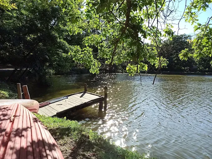 Cabane au bord d'un étang avec jusqu'à 5 couchages en Dordogne