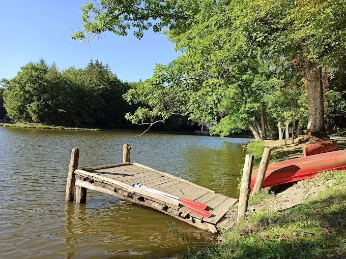 Cabane au bord d'un étang avec jusqu'à 5 couchages en Dordogne