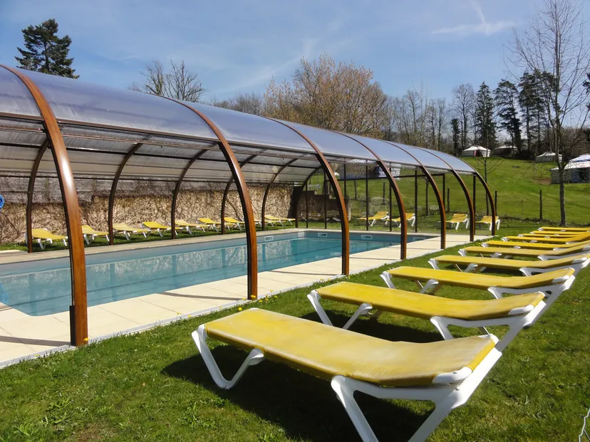 Cabane au bord d'un étang avec jusqu'à 5 couchages en Dordogne