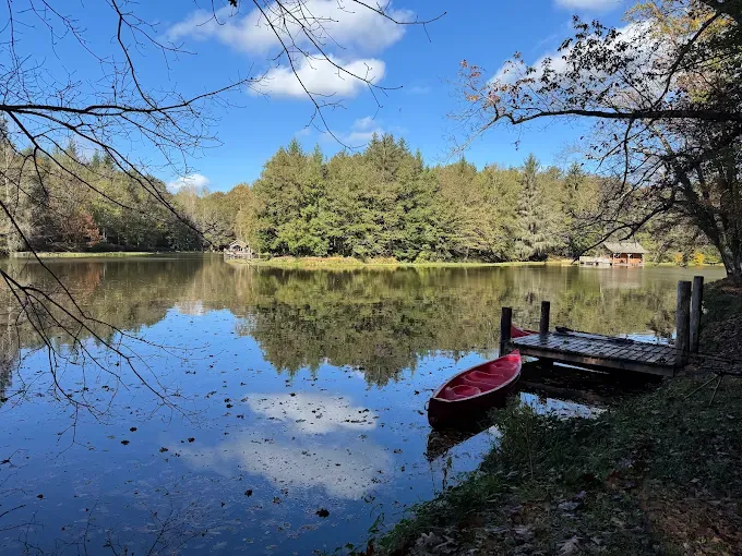 Cabane au bord d'un étang avec jusqu'à 5 couchages en Dordogne