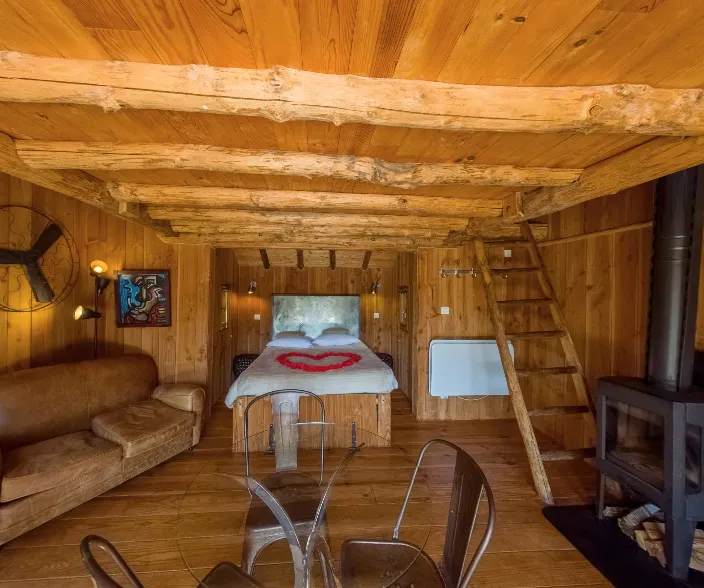 Cabane au bord d'un étang avec jusqu'à 5 couchages en Dordogne